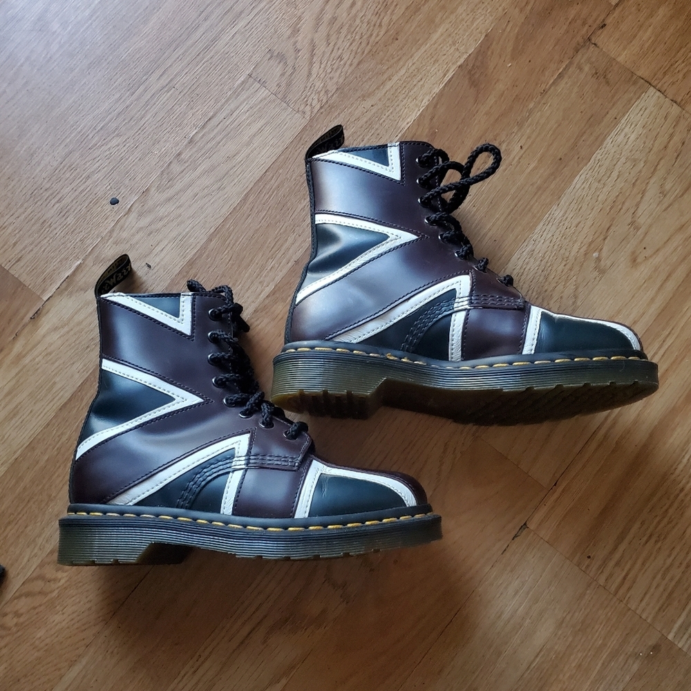 Unisex 1460 Pascal British Flag Doc Martens, Womans Size 6